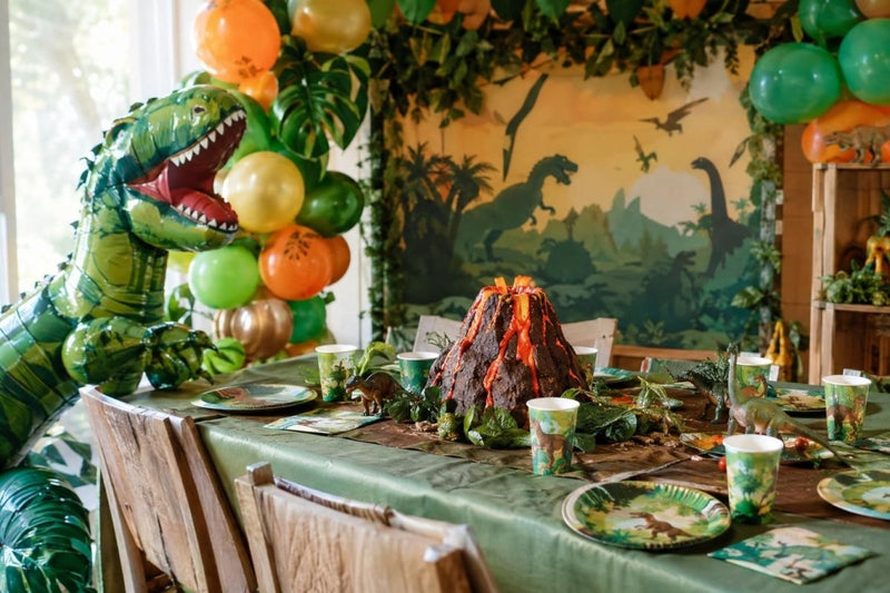 Dino-Kindergeburtstag dekorieren: 10 Ideen vom T-Rex-Ballon bis zum Vulkan-Tisch - Ballonking.ch