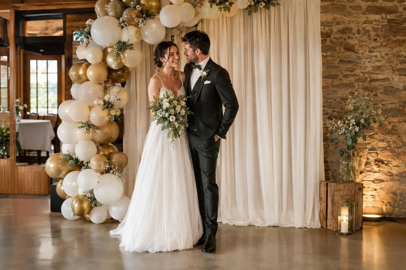 Fotowand für die Hochzeit: Ideen mit Ballonbogen, Vorhang und Schriftzug – und woher ihr die Deko in der Schweiz bekommt - Ballonking.ch
