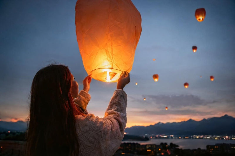 Himmelslaternen kaufen in der Schweiz: Wo sie erlaubt sind, was du beachten musst – und schöne Alternativen für Silvester - Ballonking.ch