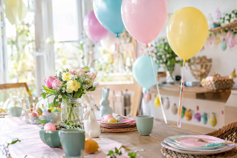 Osterdeko mit Ballons: Ideen in Pastell für Osterbrunch und Eiersuche mit Kindern