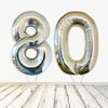 Ballon numéro 80 en argent holographique XL (rempli d'hélium) 
